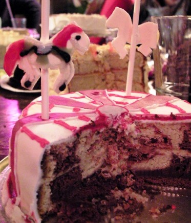 Clandestin Cake Club Red Velvet marbled cake